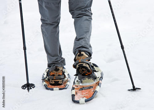 Foto: Senior beim Schnee Schuh Wandern im Winter Senior beim Schnee Schuh Wandern im Winter
