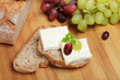 Krustenbrot mit Brie und Trauben
