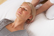 Foto: Woman having Shiatsu massage to head Woman having Shiatsu massage to head