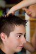 adolescent chez la coiffeuse