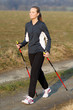 junge frau hat spaß am nordic walking