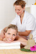 junge frau bekommt eine nackenmassage