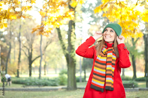 Foto: young beautiful girl in autumn park young beautiful girl in autumn park