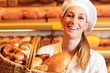 Bäckerin verkauft Brot im Korb in Bäckerei