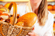 Bäckerin verkauft Brot im Korb in Bäckerei