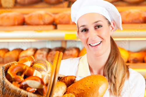 Photo: Bäckerin verkauft Brot im Korb in Bäckerei Bäckerin verkauft Brot im Korb in Bäckerei