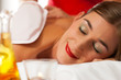 Wellness - Frau erhält Massage in Spa