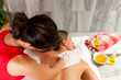 Wellness - Frau erhält Massage in Spa