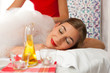 Wellness - Frau erhält Massage in Spa