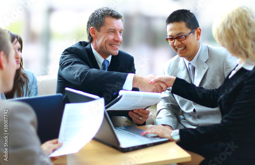 Foto: Business people shaking hands, finishing up a Business people shaking hands, finishing up a