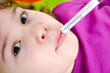 Mädchen mit Fieberthermometer