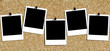 5 Polaroids in Reihe an Kork Pinwand
