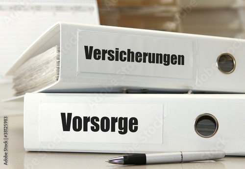 Foto: Versicherungsunterlagen in weißen Aktenordnern Versicherungsunterlagen in weißen Aktenordnern