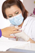 im Nagelstudio - Fingernagel wird kontrolliert