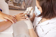im Nagelstudio - Fingernägel werden lackiert