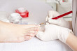 im Nagelstudio - Fussnägel werden aufgebaut