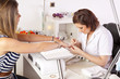 im Nagelstudio - Fingernägel werden vorbereitet