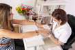 im Nagelstudio - Fingernägel werden gefeilt