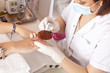 im Nagelstudio - Schleifstaub wird entfernt