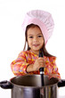 enfant qui cuisine comme un chef gastronomique