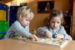 Foto: Kinder spielen mit Puzzle Kinder spielen mit Puzzle