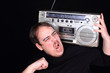 Mann mit Kassettenrecorder
