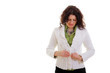 Frau zieht eine Strickjacke an