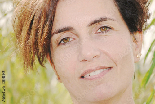Photo: volto di giovane donna volto di giovane donna