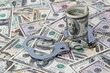 Dollar und Handschellen