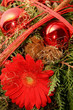 Weihnachtsdekoration mit Gerbera