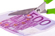 Euro Geldscheine und Schere
