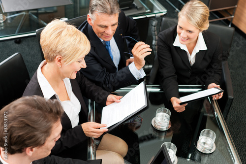 Foto: Business - team meeting in an office Business - team meeting in an office