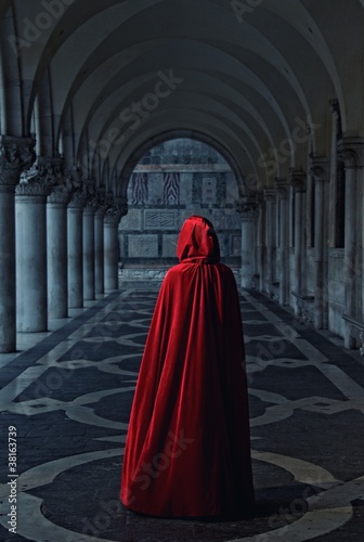 Foto: Woman in red cloak walking away Woman in red cloak walking away
