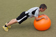 Fitnesstraining mit einem Gymnastikball