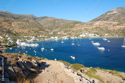 Photo: Vathi beach and marina - NW of Sifnos - Cyclades Vathi beach and marina - NW of Sifnos - Cyclades