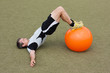 Fitnesstraining mit einem Gymnastikball