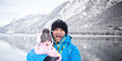 Foto: Mann und Baby im Winter Schnee Mann und Baby im Winter Schnee