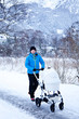 Foto: Mann mit Kinderwagen im Winter Mann mit Kinderwagen im Winter