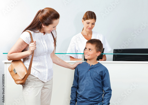 Photo: Mutter mit Sohn an Theke Mutter mit Sohn an Theke
