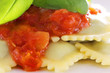 Ravioli mit Tomatensauce und frischem Basilikum
