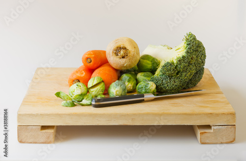 Photo: fresh garden vegetables on chopping board fresh garden vegetables on chopping board