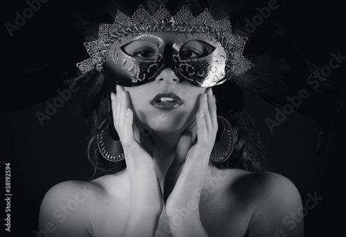 Foto: jeune femme au masque noir et blanc jeune femme au masque noir et blanc
