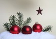 Weihnachtskugeln im Schnee und ein Stern