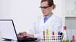 Vídeo: Female scientist working on laptop in laboratory Female scientist working on laptop in laboratory