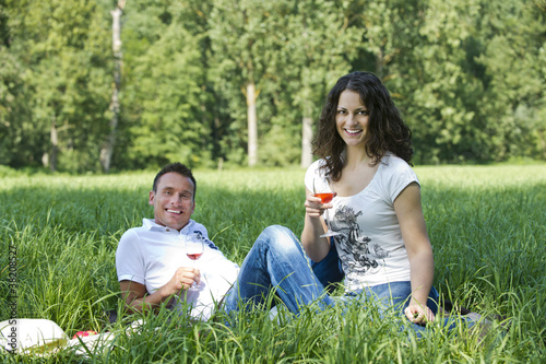 Photo: Junges Paar beim Picknick Junges Paar beim Picknick
