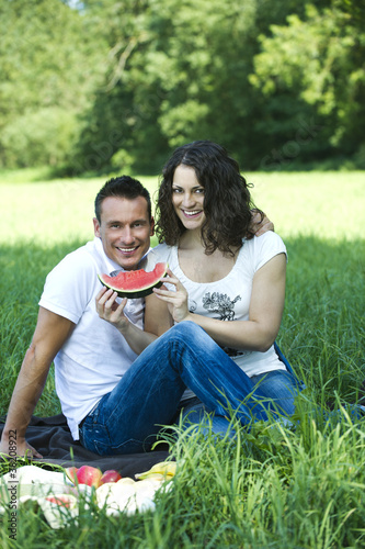 Photo: Junges Paar beim Picknick Junges Paar beim Picknick