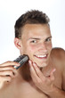 Homme se rasant