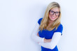 Foto: selbstbewußte junge frau mit brille selbstbewußte junge frau mit brille