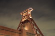 Verlassene Industrieanlage bei Nacht