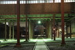 Verlassene Industrieanlage bei Nacht